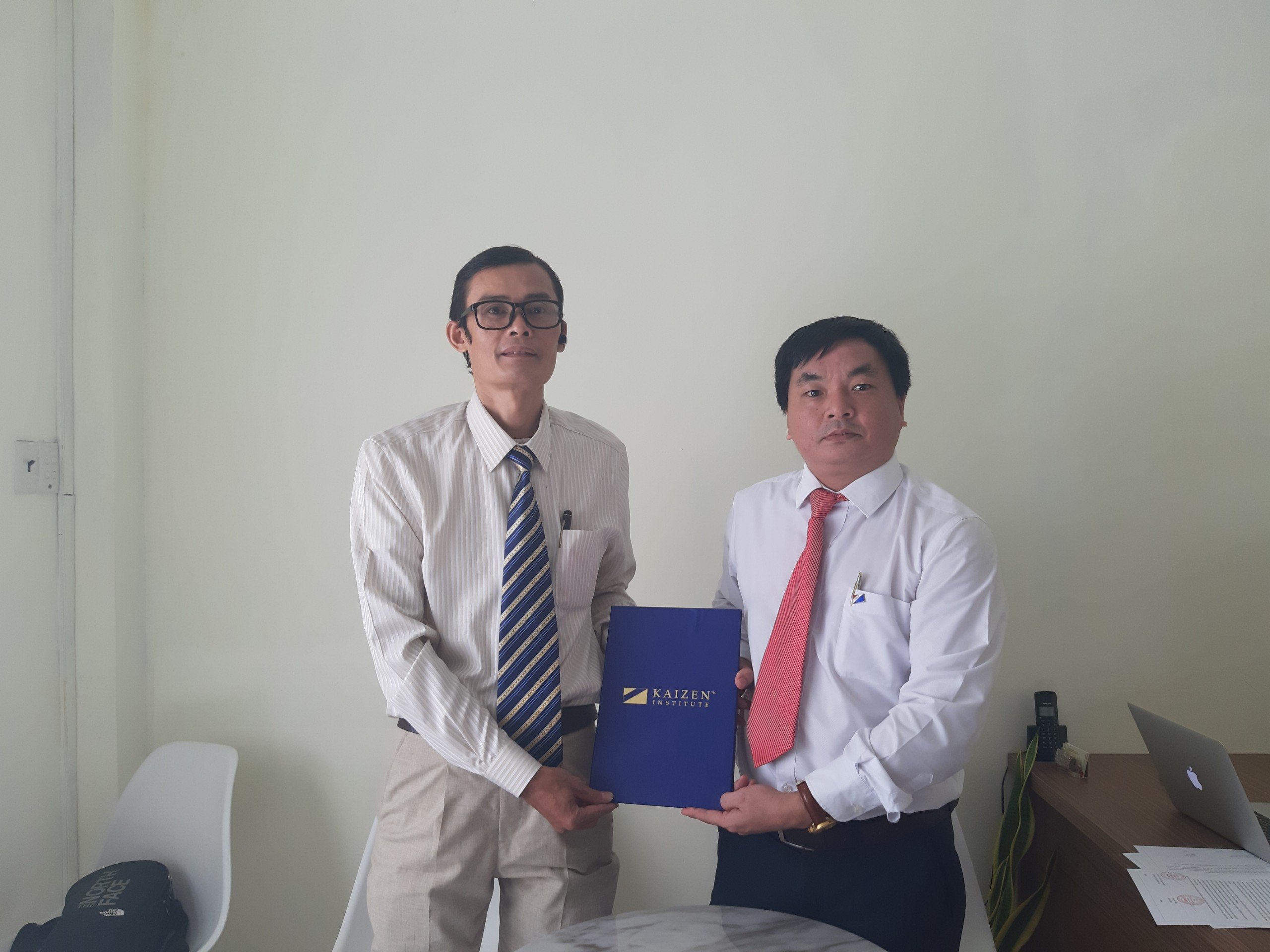 Giáo sư Nguyễn Hiệp sáng lập và Giám đốc Nguyễn Mẫn công ty Khai Minh